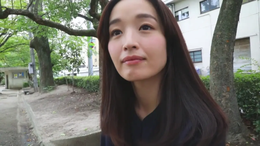 站立 · 面部特写 · 户外 · 注视镜头 · 树木 · 自然光 · 平和 · 深色便装