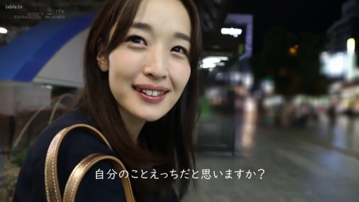 脸部 · 站立 · 微笑 · 提包 · 职业装 · 注视 · 夜景 · 街头