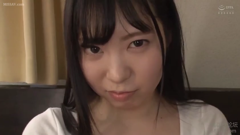 臉部特寫 · 臥室 · 白色上衣 · 誘惑 · 注视镜头 · 正面 · 日本AV