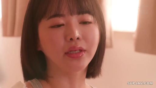 室内 · 忧郁 · 脸部特写 · 灰色背心 · 张嘴 · 柔光 · 端坐