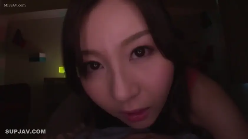 室内 · 俯身 · 脸部特写 · 第一人称视角 · 诱惑 · 注视镜头 · 红色吊带