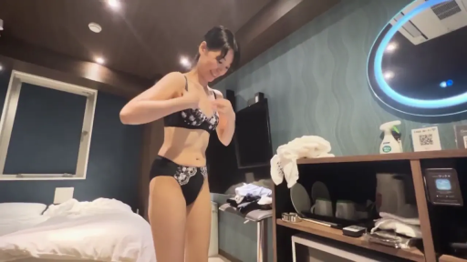 中景 · 站姿 · 微笑 · 酒店房间 · 黑色蕾丝内衣 · 镜子 · 整理衣服