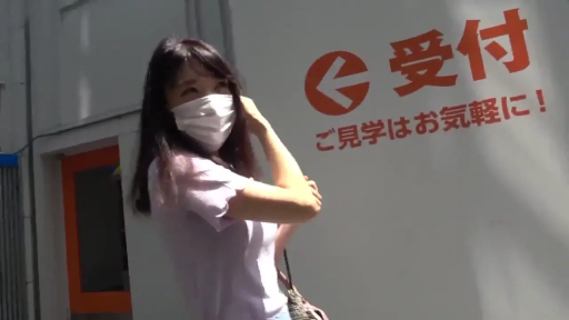 站立 · 中景 · 户外 · 口罩 · T恤 · 戴口罩 · 撩发 · 街拍