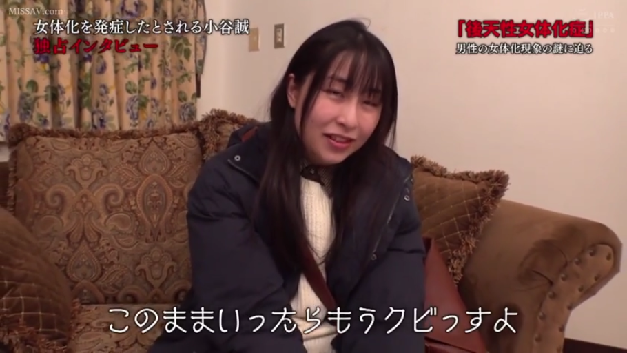 坐姿 · 交谈 · 中景 · 微笑 · 客厅 · 采访 · 深色外套 · 花纹沙发