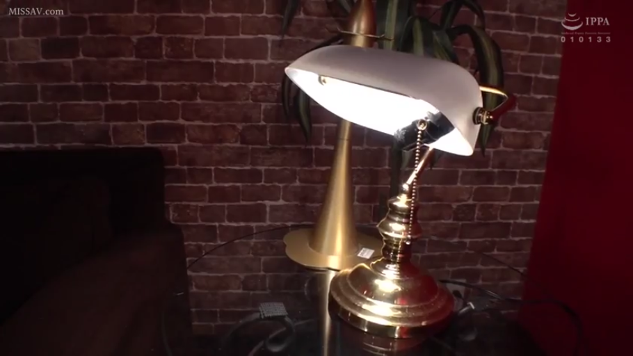 室内 · 台灯 · 静物特写 · 砖纹墙壁