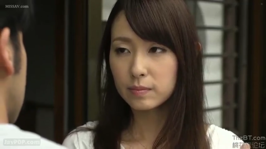 室内 · 严肃 · 站立 · 白色上衣 · 对视 · 长发 · 头部特写