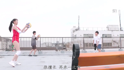 站立 · 全景 · 微笑 · 排球 · 红色运动服 · 打排球 · 楼顶