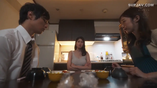 坐姿 · 嚴肅 · 全景 · 圍裙 · 厨房 · 多人 · 用餐 · 餐具