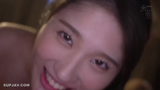 室内 · 俯身 · 脸部特写 · 微笑 · 裸体 · 注视镜头 · 亚洲女性