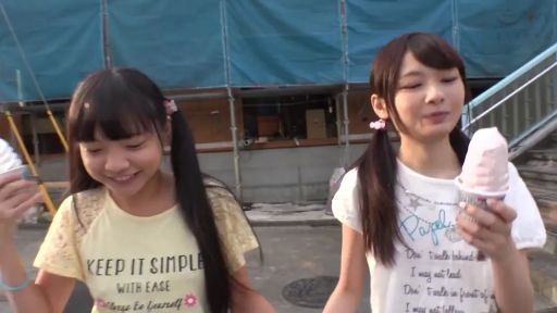 中景 · 站姿 · 微笑 · 户外 · 双马尾 · 冰淇淋 · 休闲T恤 · 吃冰淇淋