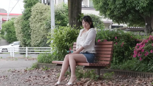 坐姿 · 中景 · 平静 · 牛仔裙 · 户外 · 公园 · 饮料瓶 · 独坐