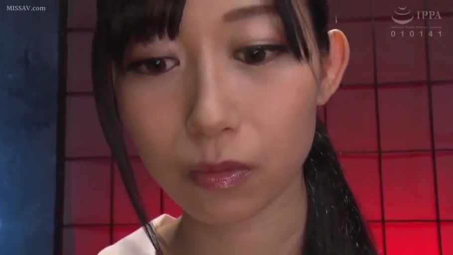 室内 · 真剣 · 顔部のクローズアップ · 白い上着 · 凝視 · 正面 · アジア人女性