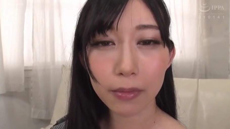 室内 · 展示 · 臀部 · 弯腰 · 微笑 · 两人 · 黑色连裤袜 · 红椅子
