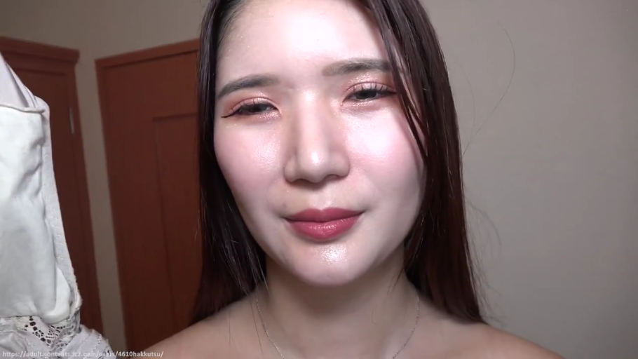 卧室 · 闭眼 · 面部特写 · 长发 · 卧姿 · 被褥 · 睡衣 · 昏睡