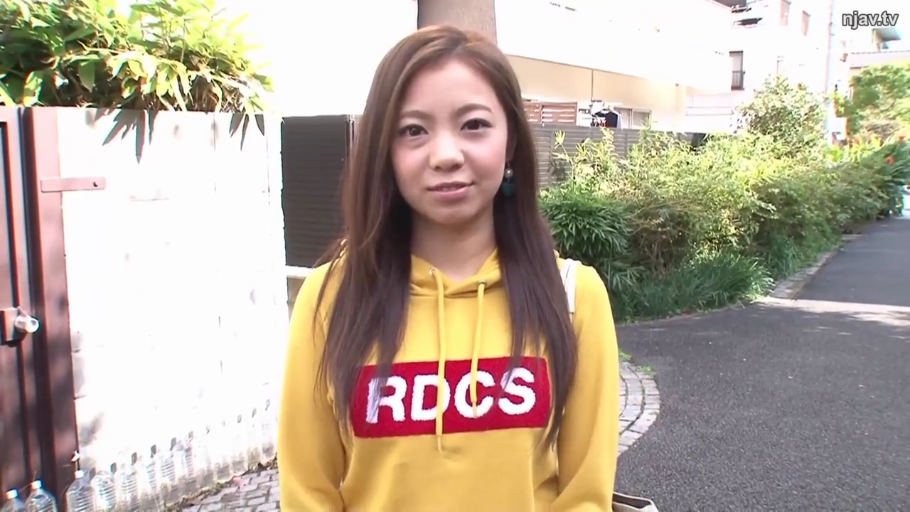 全身 · 平静 · 电视 · 居家 · 黑色吊带 · 居家室内 · 整理头发 · 站立俯视