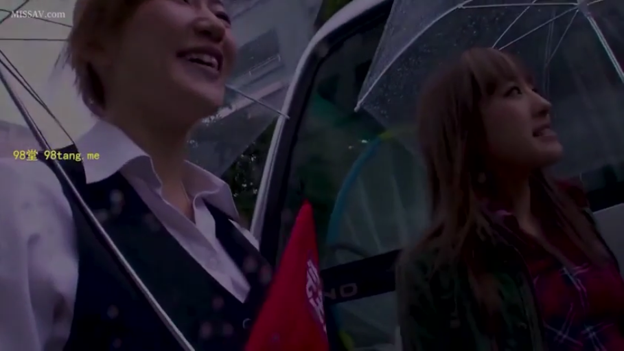 站立 · 面部特写 · 职业装 · 交流 · 户外 · 笑容 · 雨伞 · 雨天