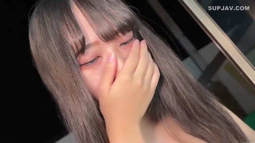 室内 · 脸部特写 · 裸肩