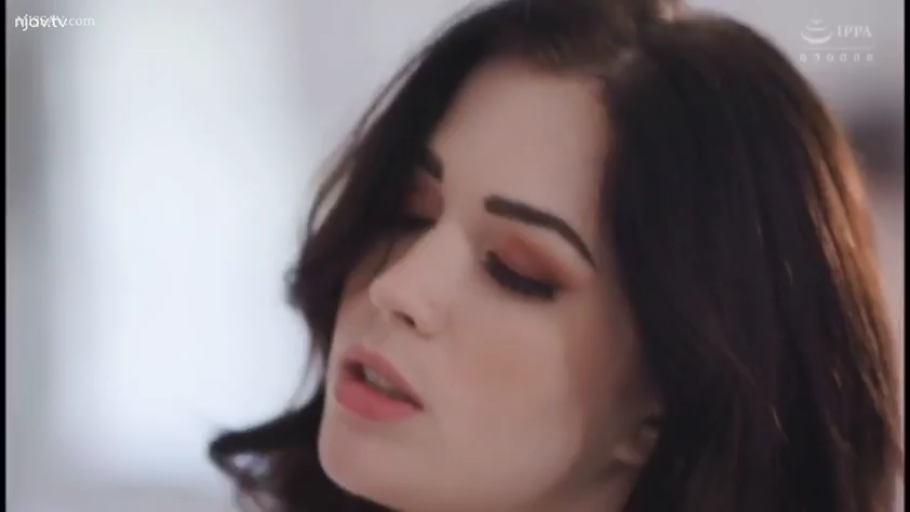 Indoor · Close-up of the face · Hazy · Side face · Close your eyes