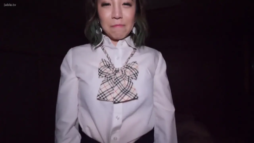 暗處 · 面部 · 抿嘴 · 格紋領結 · 注視 · 熟女 · 正对镜头站立