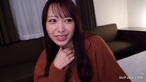 Sitting Posture · Close-up of the face · 长发 · Indoor bedroom · 平常 · 侧头看 · 棕色针织毛衣