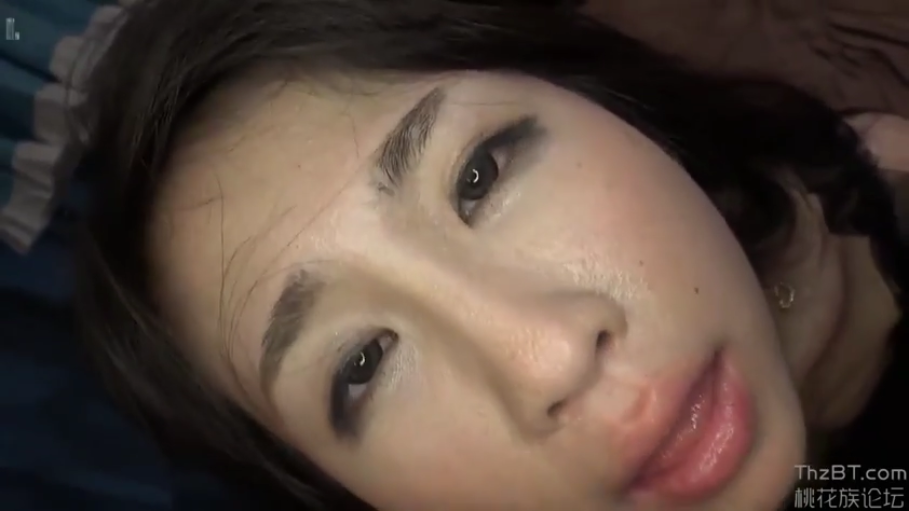 室内 · 脸部特写 · 迷离 · 注视 · 亚洲人 · 躺姿 · 不详