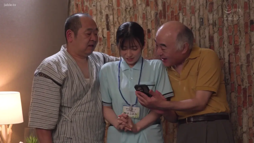 室内 · 半身 · 拘谨 · 看手机 · 手机 · 多男一女 · 浅蓝色工作服 · 站立围堵