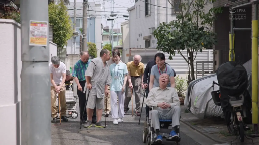 站立 · 休闲服 · 全景 · 微笑 · 老年人 · 亲昵 · 拐杖 · 户外街道