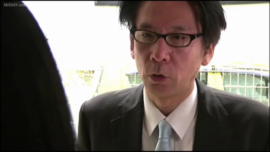 室内 · 严肃 · 眼镜 · 站立 · 面部特写 · 谈话 · 西装 · 中年男性