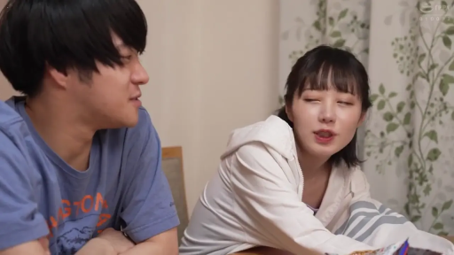 坐姿 · 脸部 · 自然 · 桌子 · 交流 · 餐厅 · 居家服 · 生活感