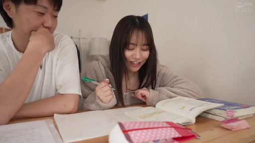 坐姿 · 学习 · 中景 · 情侣 · 休闲服 · 开心 · 文具 · 书桌前