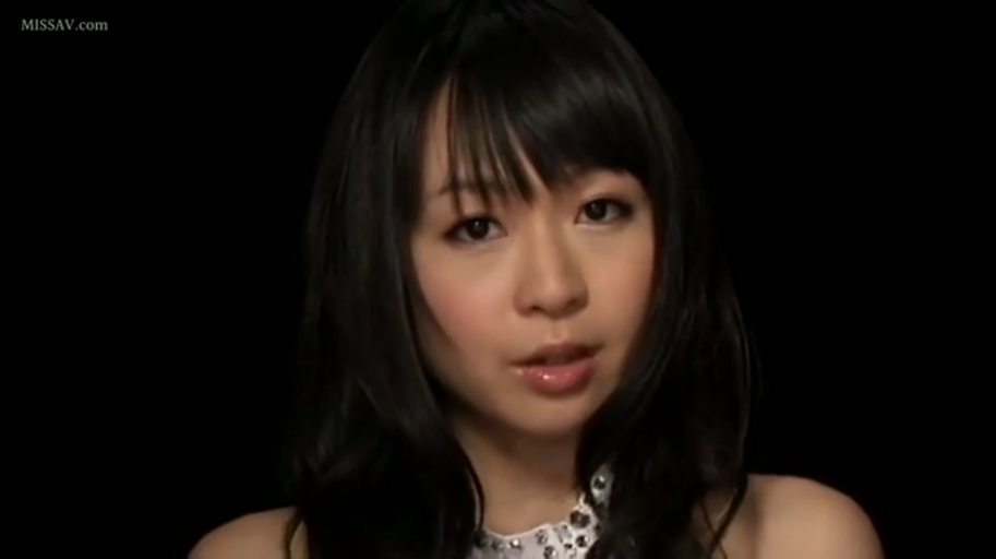 脸部特写 · 迷离 · 注视 · 长发 · 摄影棚 · 正对镜头 · 亮片礼服