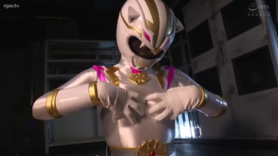 室内 · 角色扮演 · 站立 · 中景 · 头盔 · 遮脸 · 揉胸 · 紧身衣