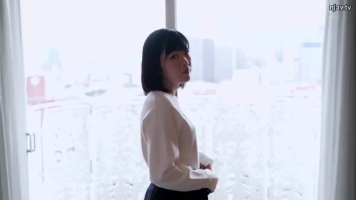 中景 · 白色上衣 · 窗边