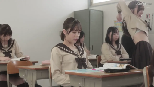 坐姿 · 教室 · 专注 · 课桌 · 校园 · 校园制服 · 上课