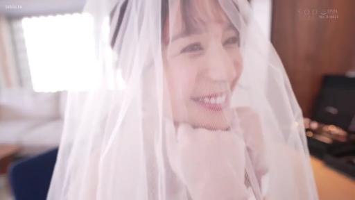 面部特写 · 注视镜头 · 室内客厅 · 婚纱 · 高调照明 · 坐姿托腮 · 温柔忧郁 · 首饰盒