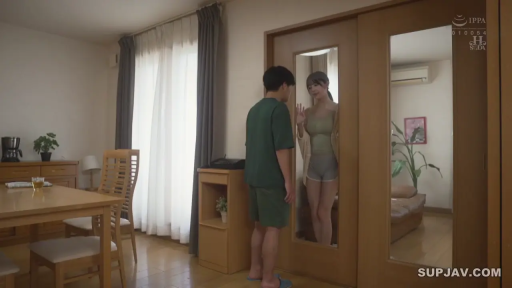 站立 · 自然 · 客厅 · 吊带背心 · 玻璃门 · 隔门对视 · 居家情节