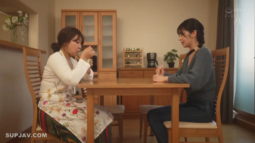 Sitting Posture · 自然 · Apron · 餐厅 · 进食