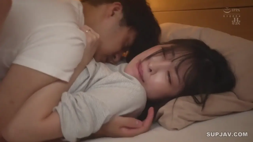 面部 · 卧室 · 枕头 · 白色T恤 · 亲昵 · 情侣 · 侧卧拥抱 · 闭眼享受