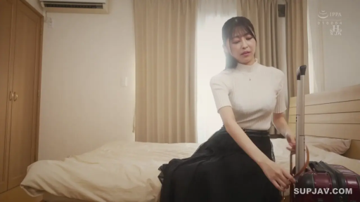 坐姿 · 专注 · 卧室 · 行李箱 · 白色高领紧身上衣 · 整理物品 · 气质女性