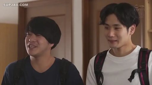 室內 · 交谈 · 站立 · 近景 · 雙肩包 · 喜悦 · 休闲T恤 · 双人场景平衡