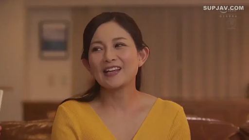 坐姿 · 交谈 · 微笑 · 面部特寫 · 熟女 · 室内客厅 · 黄色V领上衣