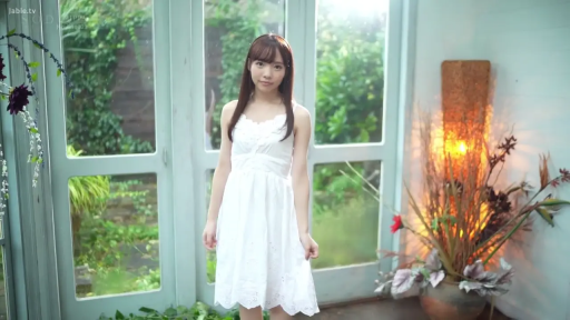 站立 · 展示 · 盆栽 · 遠景 · 清纯 · 平和 · 白色連衣裙 · 阳光房