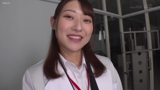 脸部 · 微笑 · 注视镜头 · 正面站立 · 工作证挂绳 · 办公场所 · 白大褂职业装 · 职业女性角色