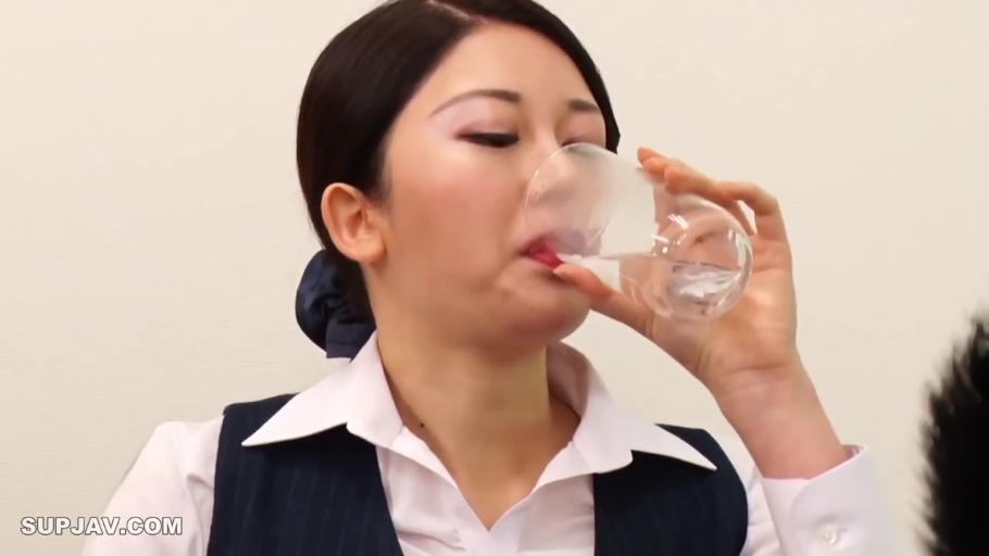 面无表情 · 办公室 · 深蓝色职业制服背心 · 手持玻璃杯特写 · 玻璃杯