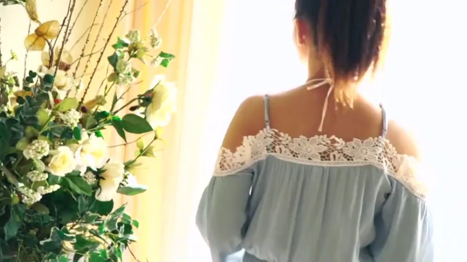 站立 · 盆栽 · 背部 · 观望 · 室内窗边 · 清新 · 蓝色蕾丝露肩上衣