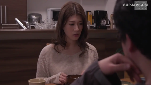 坐姿 · 面部特写 · 餐厅 · 筷子 · 居家生活 · 浅色针织衫 · 持筷用餐 · 严肃忧郁