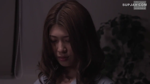 胸部 · 卧室 · 站立 · 居家 · 静止 · 戒指 · 灰色睡衣