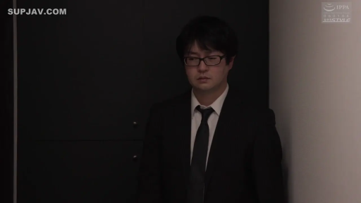 室内 · 严肃 · 眼镜 · 站立 · 站立 · 黑色西装 · 半身 · 黑发