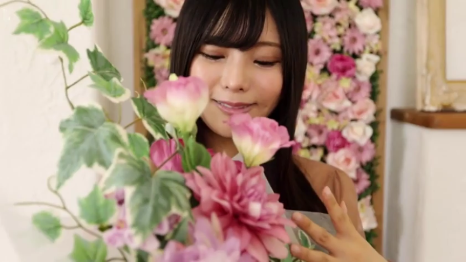 室内 · 脸部特写 · 微笑 · 长发 · 正面 · 棕色上衣 · 花卉 · 赏花