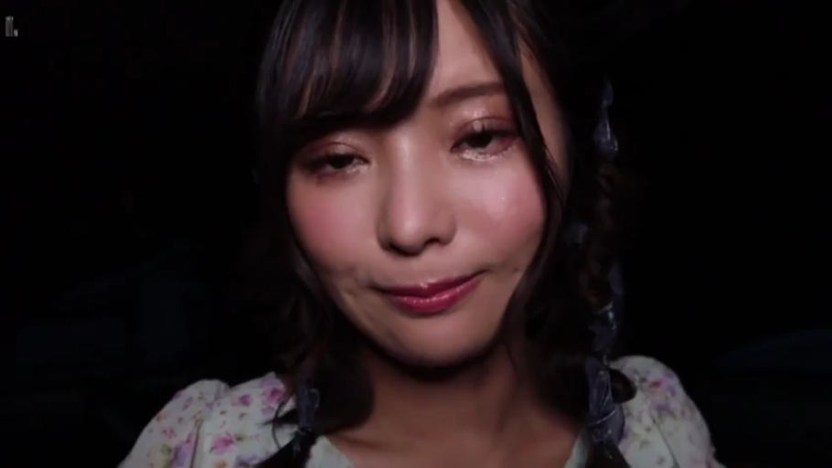 室内 · 座り姿勢 · 顔 · 微笑 · カメラに向かって · 薄暗 · 花柄のワンピース